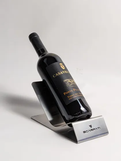 Portabottiglie da appoggio in acciaio inox con bottiglia di vino inclinata