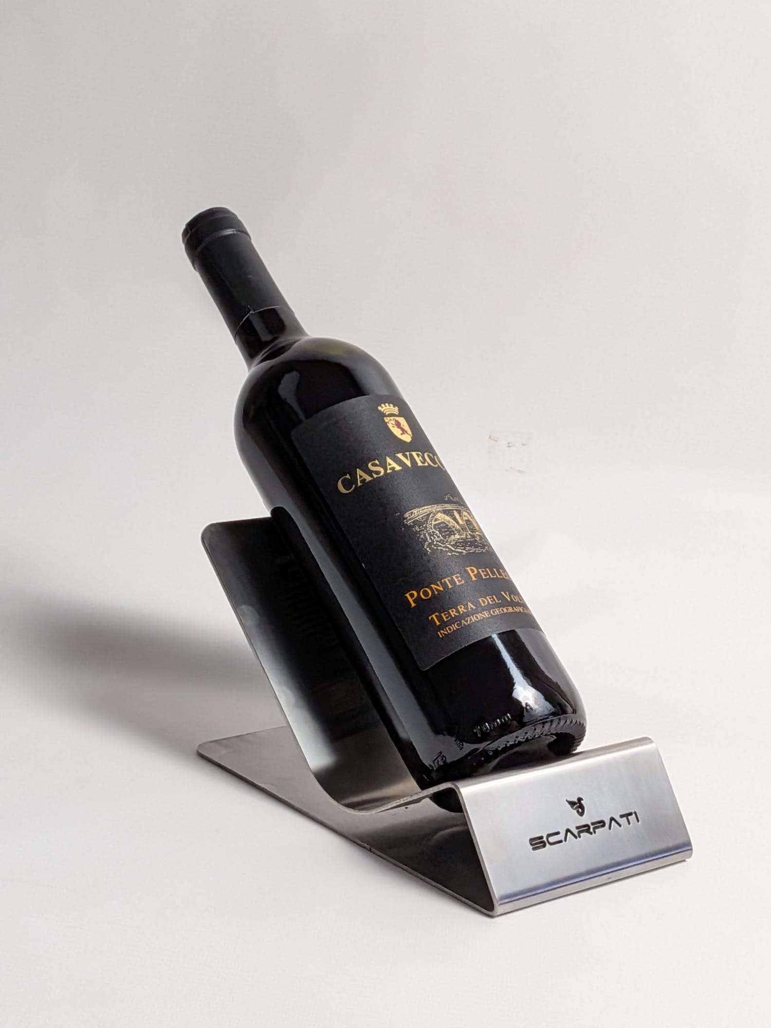 Portabottiglie inox da appoggio con bottiglia di vino rosso inclinata