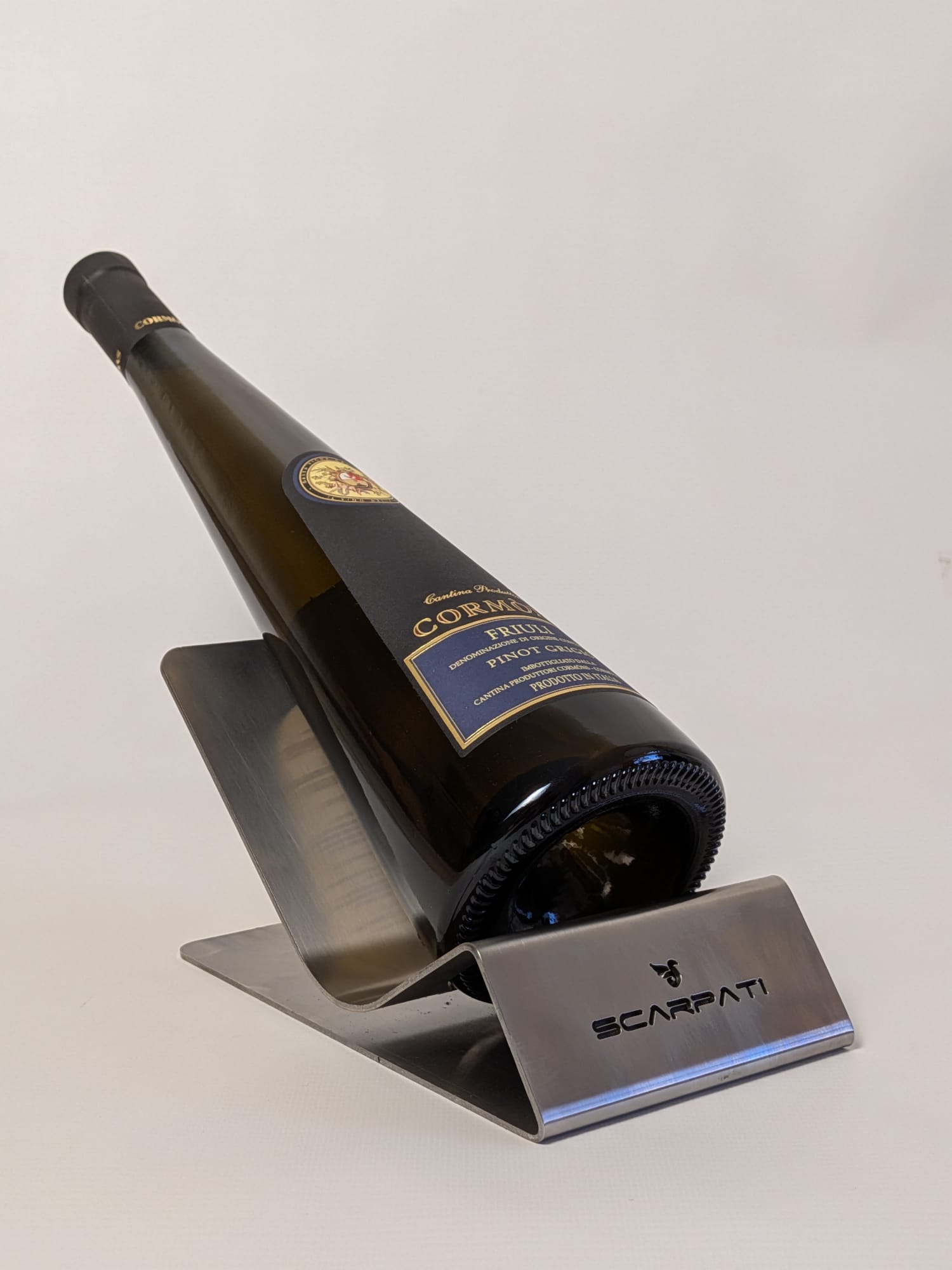 Portabottiglie inox da appoggio con bottiglia di vino bianco adagiata